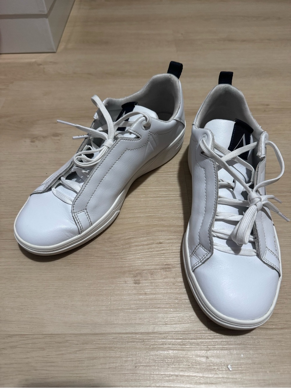 Men's White Low-Top Leather Sneakers with Black Heel Pull